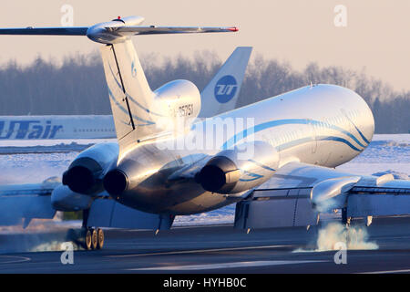 VNUKOVO, MOSCOW REGION, Russland - 23. März 2013: Gazpromavia Tupolew Tu - 154 M Touchdown am internationalen Flughafen Vnukovo. Stockfoto