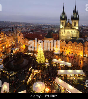 PRAG, TSCHECHISCHE REPUBLIK - 12. DEZEMBER 2016. Altstädter Ring in Prag während der Weihnachtsferien mit dem Baum und St. Maria der Teynkirche in der backg Stockfoto
