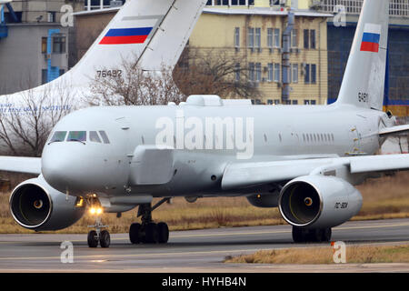 SCHUKOWSKI, MOSCOW REGION, Russland - 19. Oktober 2013: Tupolev Tu-204R Aufklärungsflugzeug des Rollens in Schukowski. Stockfoto