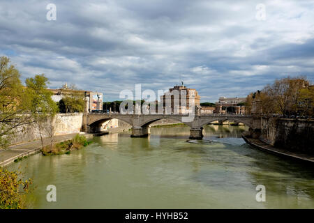 Blick über den Fluss Tiber, Schloss St. Angelo in Rom Stockfoto