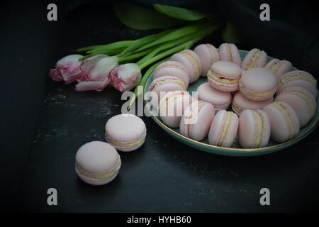 Französische Macarons mit Karamell Schweizer Buttercreme und Himbeeren Stockfoto