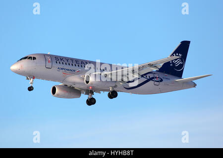 "Scheremetjewo", MOSCOW REGION, Russland - 3. März 2012: Aeroflot Sukhoi SuperJet100 SkyTeam Allianz Livree landet auf dem Sheremetyevo international airp Stockfoto