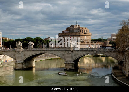 Blick über den Fluss Tiber, "Vittorio Emanuele II" Brücke und die Burg St. Angelo in Rom Stockfoto