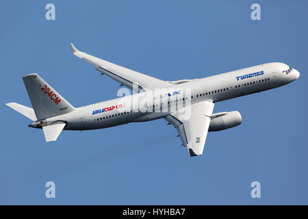 SCHUKOWSKI, Gebiet Moskau, Russland - 20. August 2011: Tupolev Tu-204SM segelnder Testflug in Schukowski bei MAKS-2011. Stockfoto