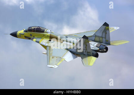 SCHUKOWSKI, Gebiet Moskau, Russland - 5. August 2014: Mikoyan MiG - 29 K 30 Schwarz der russischen Marine führt Testflug in Schukowski. Stockfoto