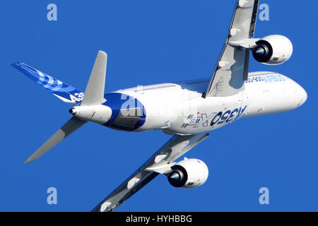 SCHUKOWSKI, Gebiet Moskau, Russland - 22. August 2015: Airbus A350 segelnder Demonstration Flug in Schukowski bei MAKS-2015 Airshow. Stockfoto