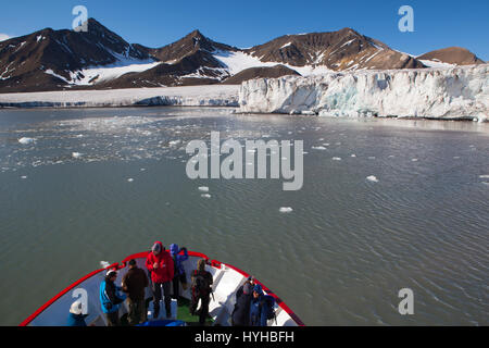 Touristen an Bord der Polargirl Expedition versenden Esmark Gletscher im Isfjorden, Svalbard. Stockfoto