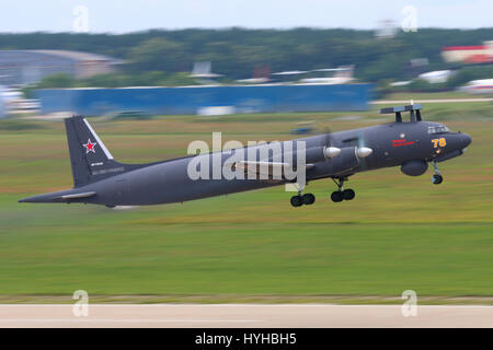 SCHUKOWSKI, Gebiet Moskau, Russland - 30. Juni 2015: Neue Ilyushin IL-38N macht Erstflug in Schukowski, Gebiet Moskau, Russland Stockfoto