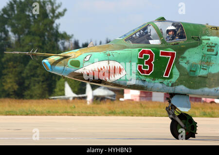 KUBINKA, MOSCOW REGION, Russland - 7. August 2014: Su-25 37 Rot des Rollens bei Kubinka Air Force base. Stockfoto