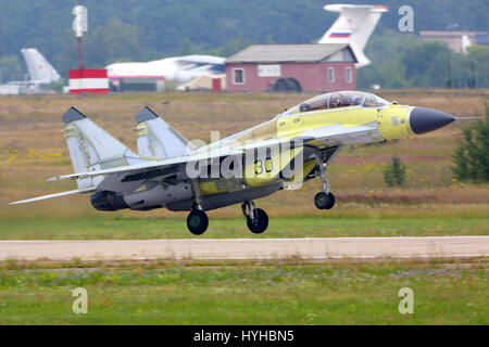 SCHUKOWSKI, MOSCOW REGION, Russland - 18. Juli 2014: Mikoyan MiG - 29 K 30 schwarz Düsenjäger der russischen Marine darstellende Testflug in Schukowski, Moskau reg Stockfoto