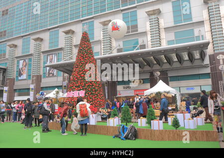 Menschen besuchen Einkaufszentrum Taipei 101 in Taipei Taiwan. Stockfoto