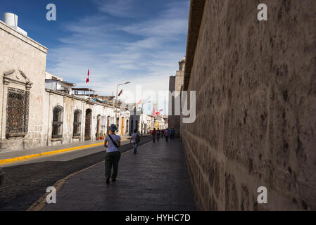 Eine Person allein zu Fuß in einer Straße von Arequipa, Peru. Sicht nach hinten. Stockfoto