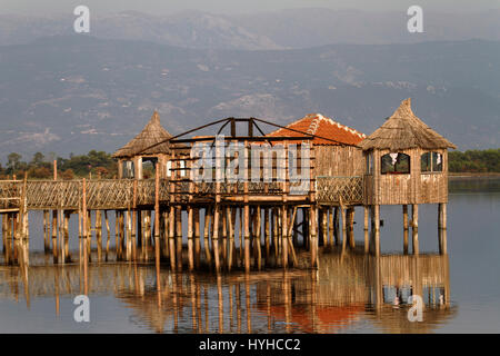 Haus auf Stelzen am Mati-Flussdelta, Albanien Stockfoto