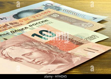 Banknoten der BRIC-Staaten auf hölzernen Hintergrund Stockfoto
