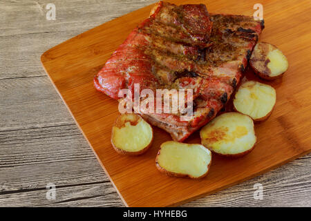 Pork Ribs Spargel Pfeffer, gegrilltes Fleisch und Gemüse, leckeres rustikales Essen Stockfoto