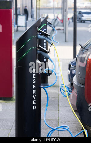 Elektro-Auto aufladen von Batterien an einem Ladegerät Terminal. Milton Keynes, Buckinghamshire, England Stockfoto