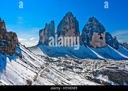 Drei Zinnen Berge, Tre Cime di Lavaredo und Lavaredo Col, Forcella di Lavaredo Wanderweg von der drei Zinnen kreisförmige Spaziergang im Schnee, Sexten Stockfoto