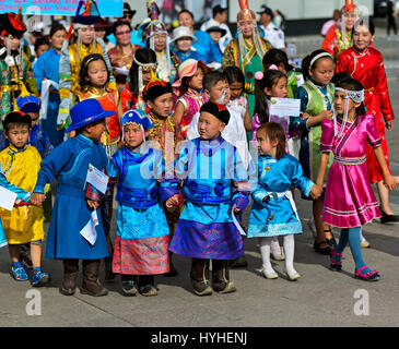 Kinder in Kostümen traditionelle Deel in der Prozession der mongolischen National Kostüm-Festival, Ulaanbaatar, Mongolei Stockfoto