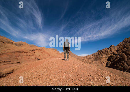 Ein Mann geht allein auf dem Berg in Marokko Stockfoto