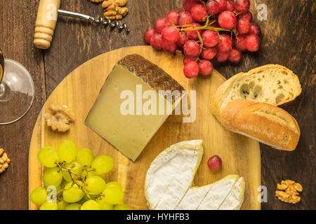 Eine obenliegende Foto aus einer Auswahl von Käse mit Brot und Trauben bei einer Weinprobe Stockfoto