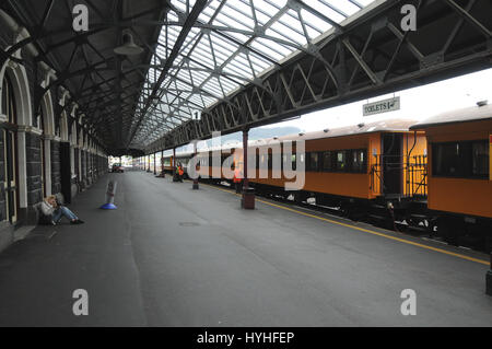 Wagen aus Dunedin Eisenbahnen Sightseeing Zug warten in Dunedin Station auf der Südinsel Neuseelands. Die Station ist für den kommerziellen Verkehr geschlossen. Stockfoto
