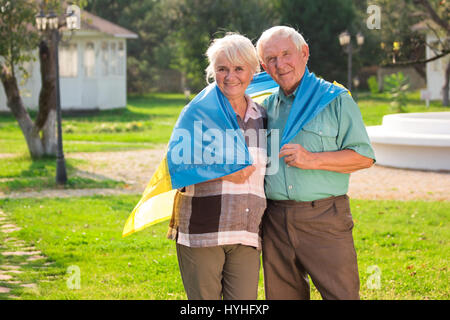 Älteres Ehepaar mit ukrainischen Flagge. Stockfoto