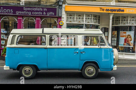 Blauen VW Campingbus Holmfirth Dorf durchfahren. Stockfoto