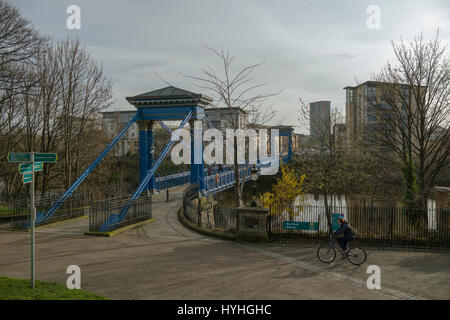 St Andrew Hängebrücke über den Fluss Clyde, Blick nach Süden, Glasgow, Scotland, UK Stockfoto