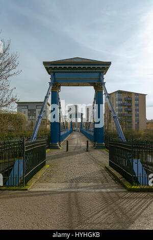 St Andrew Hängebrücke über den Fluss Clyde, Blick nach Süden, Glasgow, Scotland, UK Stockfoto