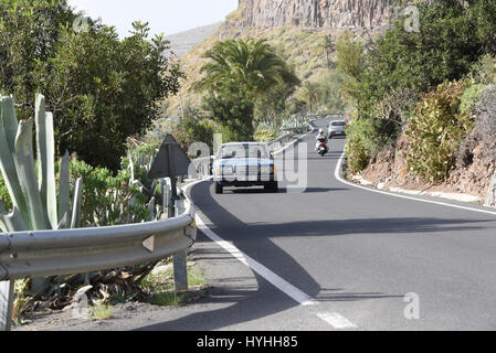 Straße am Berg mit alten Mercedes-Benz fahren Stockfoto