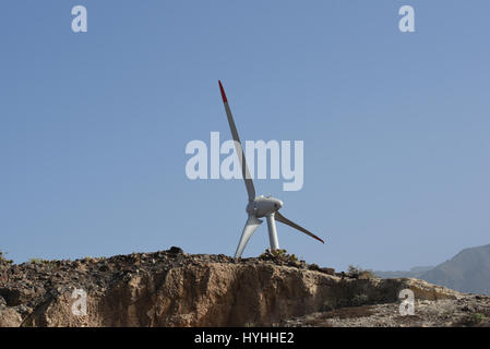 Oberen Rand noch Windmühle hinter Berg Stockfoto