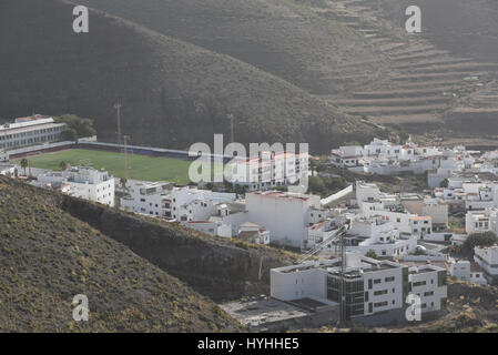 Fußballplatz von oben zwischen den Bergen Stockfoto