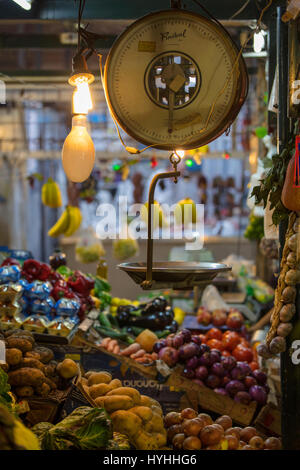 Eine Frucht in den alten San Telmo Markt stehen. Buenos Aires, Argentinien. Stockfoto