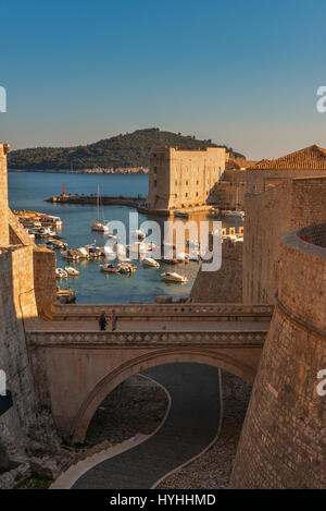 Die Revelin Turm in die kroatische Stadt Dubrovnik, die mit dem Hafen und Johannes Festung im Hintergrund. Stockfoto