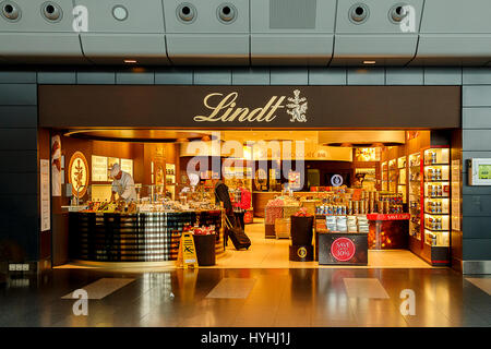 Schuss von Lindt Schokolade speichern auf einem Flughafen Stockfoto