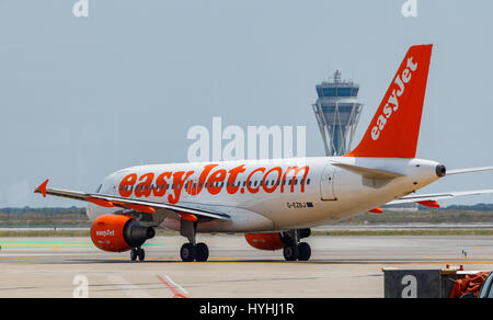 BARCELONA, Spanien - ca. 2015: Easyjet Flugzeug Stockfoto