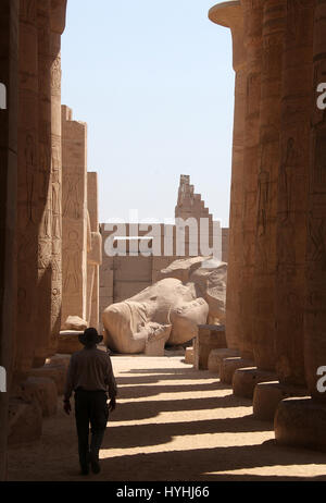 Traveller bei dem Ramesseum in Luxor Stockfoto