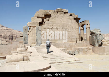 Traveller bei dem Ramesseum in Luxor Stockfoto