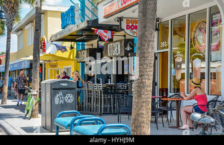 Terrasse Sitzgelegenheiten für die Surfside Bierschenke am Causeway Boulevard & Mandalay Avenue am Clearwater Beach ist einer der vielen beliebten Restaurants in diesem beliebten Ba Stockfoto