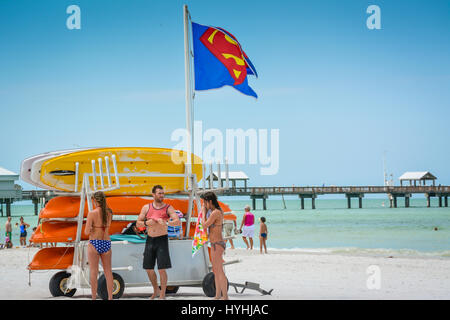 Strandbesucher an Kajak-Verleih auf dem beliebten weißen Sandstrand am Clearwater Beach, Florida, in der Nähe von Pier 60 & Küstenlinie in dieser Süd-West-Urlaub Stockfoto