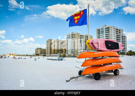 White Sand Beach auf Clearwater Beach, Florida, mit einem Stack von bunten Kajaks mieten, vor den Hotels und Ferienwohnungen in der Nähe der Küste dieser Stockfoto