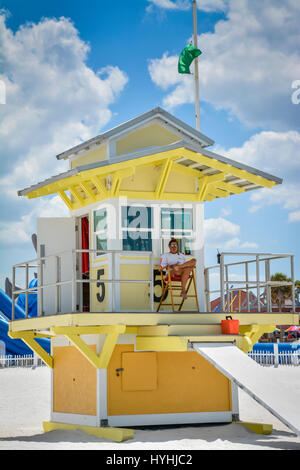 Gelbe Nummer 5 Rettungsschwimmer Turm am Clearwater Beach, FL am weißen Sandstrand an sonnigen Tag mit Wache über Golf von Mexiko beliebtes Urlaubsziel Destin anzusehen Stockfoto