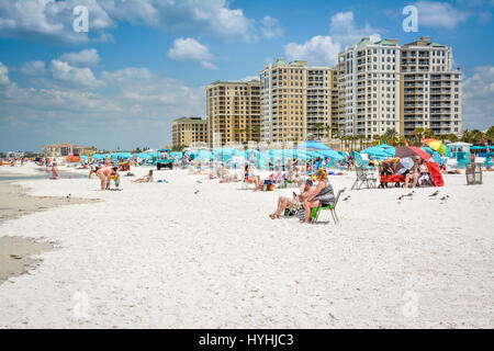 Beliebten weißer Sandstrand voller spülte, können Stühle & Menschen genießen den sonnigen Tag am Clearwater Beach, Florida, ein beliebtes Ausflugsziel, gesäumt von Stockfoto