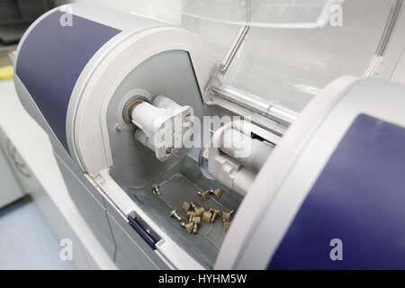 CAD/CAM dental CAD-Maschine in ein hochmodernes Dentallabor für Prothesen und Kronen Fräsen. Zahnheilkunde, Prothetik, Prostodontics ein Stockfoto