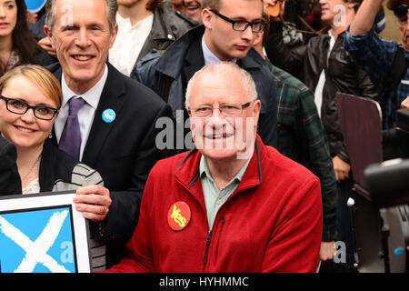 Veteran Arbeits- und unabhängige MP und MSP Dennis Canavan, Vorsitzender der Kampagne auf der Kundgebung in Glasgow am Vorabend von Polling in der schottischen Unabhängigkeitsreferendum ja Schottland Stockfoto