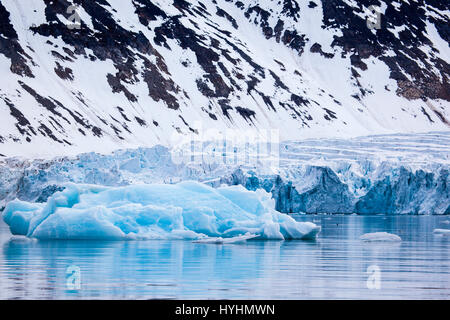 Waggonwaybreen, ein Ausgabe-Gletscher in Magdalenefjorden, einem 8km langen, 5km breiten Fjord an der Westküste von Spitzbergen in der Arktis Archip debouching Stockfoto