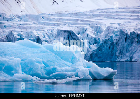 Waggonwaybreen, ein Ausgabe-Gletscher in Magdalenefjorden, einem 8km langen, 5km breiten Fjord an der Westküste von Spitzbergen in der Arktis Archip debouching Stockfoto