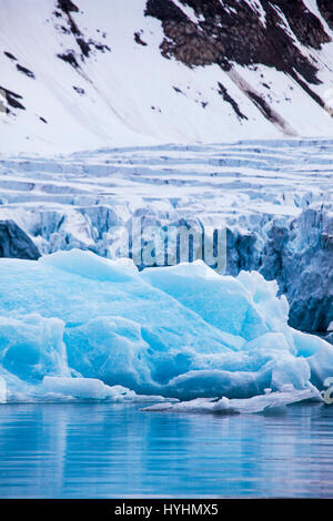 Waggonwaybreen, ein Ausgabe-Gletscher in Magdalenefjorden, einem 8km langen, 5km breiten Fjord an der Westküste von Spitzbergen in der Arktis Archip debouching Stockfoto