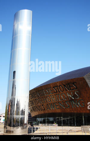 Cardiff, Wales, UK, 14. September 2016: The Wales Millennium Centre und der Wasserturm in Roald Dahl Plass Cardiff Bay alle beliebten Vis sind Stockfoto