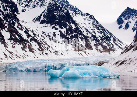 Waggonwaybreen, ein Ausgabe-Gletscher in Magdalenefjorden, einem 8km langen, 5km breiten Fjord an der Westküste von Spitzbergen in der Arktis Archip debouching Stockfoto